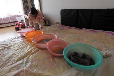 蓝田楼上漏水，住户失联，小区没物管，业主维权难！律师来支招……